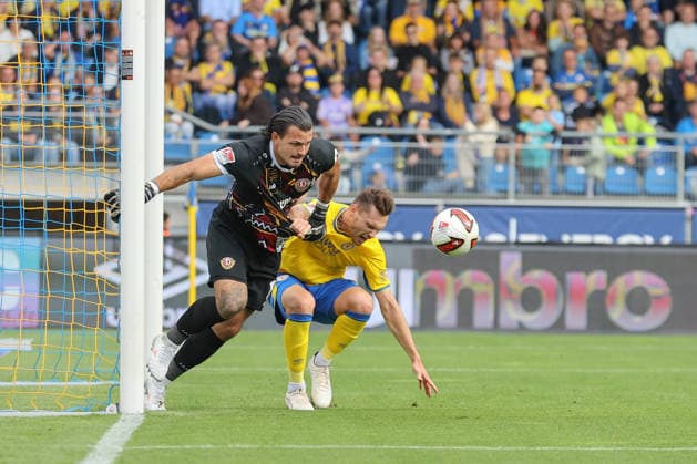 12.09.2026, xtgx, Fussball 2. Bundesliga, Eintracht Braunschweig - SG Dynamo Dresden, v.l. Tim Schreiber (Dresden, 1), Maximilian Entrup (Braunschweig, 9) Zweikampf, Duell, Kampf, tackle (DFL DFB REGULATIONS PROHIBIT ANY USE OF PHOTOGRAPHS as IMAGE SEQUENCES and or QUASI-VIDEO) Braunschweig *** September 12, 2026, xtgx, Soccer 2. Bundesliga, Eintracht Braunschweig vs. SG Dynamo Dresden, from left: Tim Schreiber (Dresden), 1, Maximilian Entrup (Braunschweig), 9: Tackle, duel, battle, DFL and DFB regulations prohibit any use of photographs as image sequences and or quasi-video (Braunschweig)