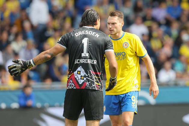 12.09.2026, xtgx, Fussball 2. Bundesliga, Eintracht Braunschweig - SG Dynamo Dresden, v.l. Tim Schreiber (Dresden, 1), Maximilian Entrup (Braunschweig, 9) Zweikampf, Duell, Kampf, tackle (DFL DFB REGULATIONS PROHIBIT ANY USE OF PHOTOGRAPHS as IMAGE SEQUENCES and or QUASI-VIDEO) Braunschweig *** September 12, 2026, xtgx, Soccer 2. Bundesliga, Eintracht Braunschweig vs. SG Dynamo Dresden, from left: Tim Schreiber (Dresden), 1, Maximilian Entrup (Braunschweig), 9: Tackle, duel, battle, DFL and DFB regulations prohibit any use of photographs as image sequences and or quasi-video (Braunschweig)