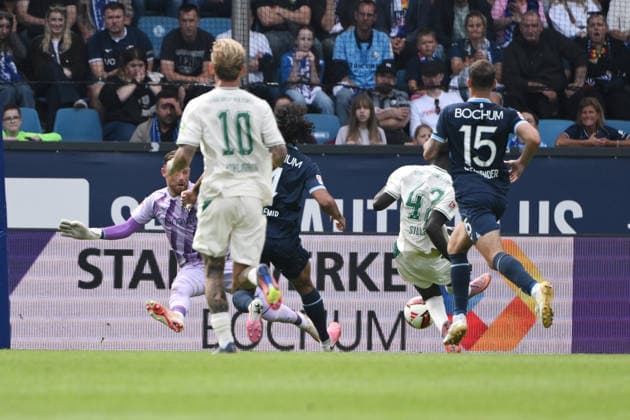 Omar Sillah (Greuther Fürth), re., erzielt gegen Torwart Timo Horn (VfL Bochum) das Tor zum 1:1 12.09.2026, Fussball 2. Bundesliga, Saison 2026 2027, 5. Spieltag, VfL Bochum - SpVgg Greuther Fürth DFL regulations prohibit any use of photographs as image sequences and or quasi-video Bochum Vonovia Ruhrstadion Nordrhein Westfalen Deutschland *** Omar Sillah of Greuther Fürth (right) scores against VfL Bochum goalkeeper Timo Horn, tying the game at 1-1 on September 12, 2026, in the 2. Bundesliga, 2026–2027 season, Matchday 5, VfL Bochum vs. SpVgg Greuther Fürth. DFL regulations prohibit any use of photographs as image sequences and or quasi-video. Bochum, Vonovia Ruhrstadion, North Rhine-Westphalia, Germany Team2