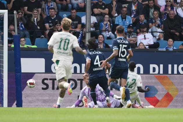 Omar Sillah (Greuther Fürth), re., erzielt gegen Torwart Timo Horn (VfL Bochum) das Tor zum 1:1 12.09.2026, Fussball 2. Bundesliga, Saison 2026 2027, 5. Spieltag, VfL Bochum - SpVgg Greuther Fürth DFL regulations prohibit any use of photographs as image sequences and or quasi-video Bochum Vonovia Ruhrstadion Nordrhein Westfalen Deutschland *** Omar Sillah of Greuther Fürth (right) scores against VfL Bochum goalkeeper Timo Horn, tying the game at 1-1 on September 12, 2026, in the 2. Bundesliga, 2026–2027 season, Matchday 5, VfL Bochum vs. SpVgg Greuther Fürth. DFL regulations prohibit any use of photographs as image sequences and or quasi-video. Bochum, Vonovia Ruhrstadion, North Rhine-Westphalia, Germany Team2