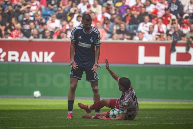 3rd Division: Fortuna Düsseldorf vs. MSV Duisburg ** FOR EDITORIAL USE ONLY ** EDITORIAL USE ONLY ** p Soccer 3rd Division Fortuna Düsseldorf vs. MSV Duisburg on September 12, 2026, at the Merkur Spiel Arena in Düsseldorf: Rasim Bulic (Duisburg, left), Yassine Bouchama (Düsseldorf, right). Copyright JakobxKlos Copyright: JakobxKlos doc87kin0l636uv394mqgs ,EDITORIAL USE ONLY Copyright: JakobxKlos