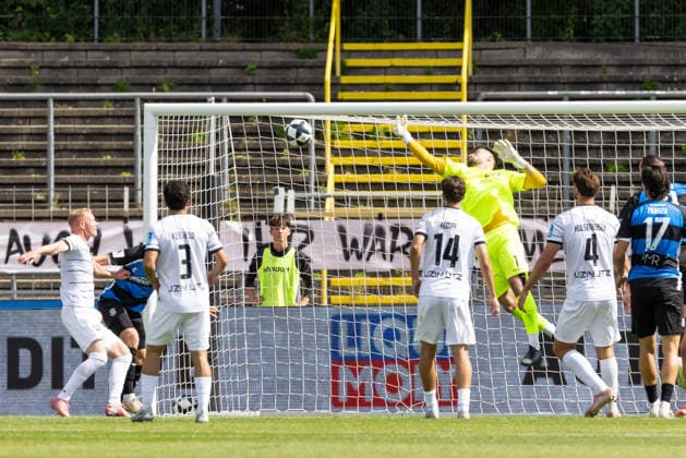 SSV Ulm 1846 Soccer vs. FSV Frankfurt, Soccer, Regionalliga Southwest, Matchday 7, Donaustadion Ulm, Ulm, September 12, 2026. Corner kick extended by Radomir Novakovic, SSV Ulm 1846 Soccer, 01 A Frankfurt player misses at the far post SSV Ulm 1846 Soccer vs. FSV Frankfurt, Soccer, Regionalliga Southwest, Matchday 7, Donaustadion Ulm, Ulm, September 26, 2012. Photo by Lucca Fundel, Ulm, Donaustadion Ulm, Baden-Württemberg, Germany