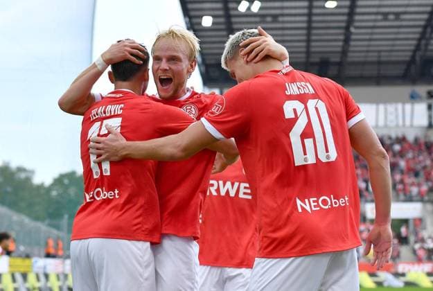 Rot Weiss Essen vs. Würzburger Kickers ** FOR EDITORIAL USE ONLY ** EDITORIAL USE ONLY ** Soccer, 3rd Division, Matchday 5: Rot-Weiss Essen vs. Würzburger Kickers on September 12, 2026, at the Stadion an der Hafenstrasse in Essen. Ben Hüning of Rot-Weiss Essen (center) celebrates the 2-0 goal by Semir Telalovic of Rot-Weiss Essen, on the left, Marek Janssen of Rot-Weiss Essen, and on the right, Essen, North Rhine-Westphalia, Germany. Copyright ThorstenxTillmann Copyright: ThorstenxTillmann doc87kipss3iyq1fduyvazd ,EDITORIAL USE ONLY Copyright: ThorstenxTillmann