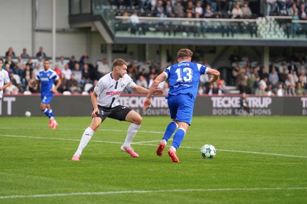 German Soccer, 3rd Division, Matchday 5, Sportclub Arena Verl, SC Verl vs. SV Meppen Richard Meier (SV Meppen), 13, vs. Paul Lehmann (SC Verl), 14 Copyright: xMichelxWittex