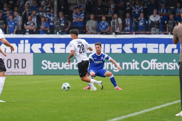 German Soccer, 3rd Division, Matchday 5, Sportclub Arena Verl, SC Verl vs. SV Meppen: Tobias Mißner (SV Meppen) 3, Andre Leipold (SC Verl) 20 Copyright: xMichelxWittex