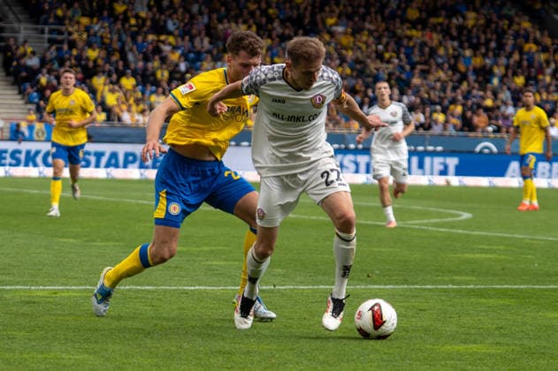 Deutschland: Fussball 2. Bundesliga, 5. Spieltag 2026 2027, Eintracht Braunschweig - Dynamo Dresden am 12.09.2026 in Braunschweig (Eintracht-Stadion): Zweikampf Kevin Ehlers (Eintracht Braunschweig, 21) und Niklas Hauptmann (Dynamo Dresden, 27) *** German Soccer 2. Bundesliga, Matchday 5, 2026–2027, Eintracht Braunschweig vs. Dynamo Dresden on September 12, 2026, at Eintracht Stadium in Braunschweig; a tackle between Kevin Ehlers of Eintracht Braunschweig (21) and Niklas Hauptmann of Dynamo Dresden (27) Copyright: xSvenxHeidmannx