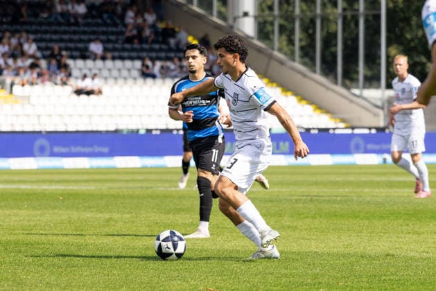 SSV Ulm 1846 Soccer vs. FSV Frankfurt, Soccer, Regionalliga Southwest, Matchday 7, Donaustadion Ulm, Ulm, September 12, 2026, v. l. Ismail Harnafi, FSV Frankfurt, 11, Alexandre Azevedo SSV Ulm 1846 Soccer, 03 SSV Ulm 1846 Soccer vs. FSV Frankfurt, Soccer, Regionalliga Southwest, Matchday 7, Donaustadion Ulm, Ulm, September 26, 2012, Photo by Lucca Fundel, Ulm, Donaustadion Ulm, Baden-Württemberg, Germany