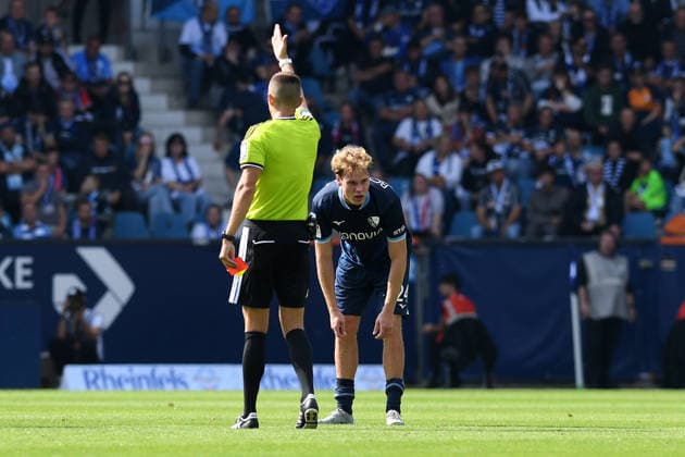 Schiedsrichter Felix Bickel zeigt Mats Pannewig (VfL Bochum) die gelb-rote Karte waehrend des Spiels der 2. Bundesliga zwischen VfL Bochum und SpVgg Greuther Fuerth, Vonovia Ruhrstadion am 12. September 2026 in Bochum, Deutschland. (Foto von Ralf Treese DeFodi Images) +++ Schiedsrichter Felix Bickel shows the yellow-red card to Mats Pannewig (VfL Bochum) during the 2nd Bundesliga match between VfL Bochum and SpVgg Greuther Fuerth at Vonovia Ruhrstadion on September 12, 2026 in Bochum, Germany. (Photo by Ralf Treese DeFodi Images) DFB DFL REGULATIONS PROHIBIT ANY USE OF PHOTOGRAPHS AS IMAGE SEQUENCES AND OR QUASI-VIDEO. (Photo by Ralf Treese DeFodi Images) - *** Referee Felix Bickel shows Mats Pannewig of VfL Bochum a yellow-red card during the 2. Bundesliga match between VfL Bochum and SpVgg Greuther Fürth at the Vonovia Ruhrstadion on September 12, 2026, in Bochum, Germany. Photo by Ralf Treese, DeFodi Images. Referee Felix Bickel shows the yellow-red card to Mats Pannewig of VfL Bochum during the 2. Bundesliga match between VfL Bochum and SpVgg Greuther Fürth at the Vonovia Ruhrstadion on September 12, 2026 in Bochum, Germany. Photo by Ralf Treese, DeFodi Images. DFB and DFL regulations prohibit any use of photographs as image sequences and or quasi-video. Photo by Ralf Treese, DeFodi Images.