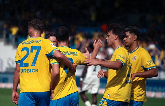 Deutschland: Fussball 2. Bundesliga 2026 2027, 5. Spieltag- Eintracht Braunschweig - Dynamo Dresden - Eintracht-Stadion (Braunschweig): Tor und Torjubel zum Mehmet AydÄ±n Mehmet Aydin (Eintracht Braunschweig, 8) Jan Urbich (Eintracht Braunschweig, 27) Max Marie (Eintracht Braunschweig, 15) *** Germany Soccer 2. Bundesliga 2026–2027, Matchday 5: Eintracht Braunschweig vs. Dynamo Dresden at Eintracht Stadium, Braunschweig—Goal and goal celebration for Mehmet AydÄ±n (Mehmet Aydin) of Eintracht Braunschweig; Jan Urbich (8) of Eintracht Braunschweig; Max Marie (27) of Eintracht Braunschweig; 15 Copyright: xAymanxAlahmedx