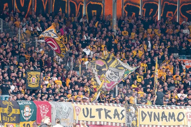 Deutschland: Fussball 2. Bundesliga 2026 2027, 5. Spieltag- Eintracht Braunschweig - Dynamo Dresden - Eintracht-Stadion (Braunschweig): Zuschauer, Fans, Tribüne...horeographie, Fanchoreo, Auswärtsfans *** Germany Soccer 2. Bundesliga 2026–2027, Matchday 5: Eintracht Braunschweig vs. Dynamo Dresden; Eintracht Stadium, Braunschweig; Spectators, Fans, Stand Choreography, Fan Choreography, Away Fans Copyright: xAymanxAlahmedx