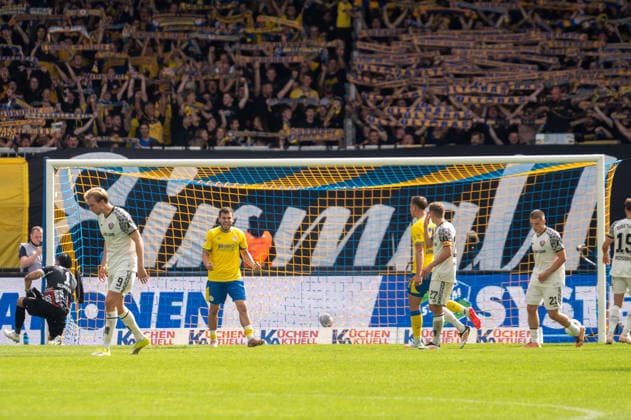 Deutschland: Fussball 2. Bundesliga, 5. Spieltag 2026 2027, Eintracht Braunschweig - Dynamo Dresden am 12.09.2026 in Braunschweig (Eintracht-Stadion): Tor zum 2:1 Mehmet Aydin (Eintracht Braunschweig, 8) Elfmeter Jubel, Freude, Torjubel, Emotionen *** German Soccer 2. Bundesliga, Matchday 5, 2026–2027, Eintracht Braunschweig vs. Dynamo Dresden on September 12, 2026, at Eintracht Stadium in Braunschweig; goal to make it 2–1 by Mehmet Aydin of Eintracht Braunschweig; 8th penalty kick; celebration, joy, goal celebration, emotions Copyright: xSvenxHeidmannx