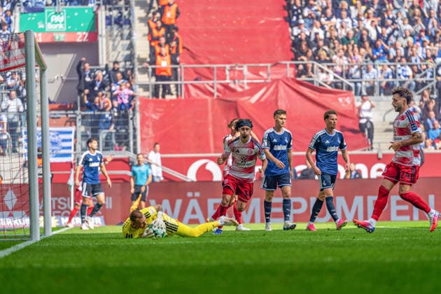 Max Braune (MSV Duisburg), 01, blocks a header by Anas Slimani (Fortuna Düsseldorf), 34, who puffs out his cheeks; Fortuna Düsseldorf vs. MSV Duisburg, Soccer, 3rd Division, Matchday 05, 2026–27 season, September 12, 2026, DFL regulations prohibit any use of photographs as image sequences and or quasi-video, Fortuna Düsseldorf vs. MSV Duisburg, soccer, 3. Liga, Matchday 5, 2026–27 season, September 12, 2026, Düsseldorf Copyright: xEibner-Pressefoto LukasxBaldygax EP_LBA