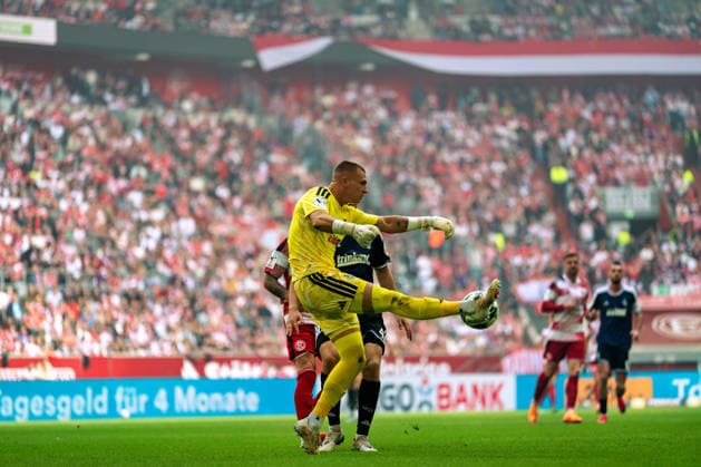 Max Braune, MSV Duisburg, 01 clears the ball as he runs out; Fortuna Düsseldorf vs. MSV Duisburg, Soccer, 3rd Division, Matchday 5, 2026–27 Season, September 12, 2026, DFL regulations prohibit any use of photographs as image sequences and or quasi-video, Fortuna Düsseldorf vs. MSV Duisburg, soccer, 3. Liga, Matchday 5, 2026–27 season, September 12, 2026, Düsseldorf Copyright: xEibner-Pressefoto LukasxBaldygax EP_LBA