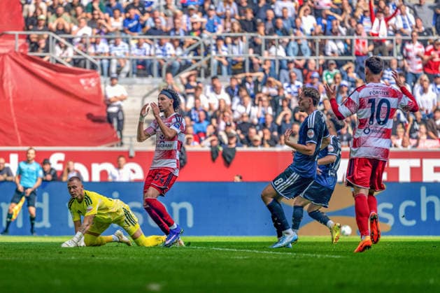 Max Braune of MSV Duisburg (No. 01) and Anas Slimani of Fortuna Düsseldorf (No. 34) watch the ball go by. Fortuna Düsseldorf vs. MSV Duisburg, Soccer, 3. Liga, Matchday 05, 2026–27 Season, September 12, 2026, DFL regulations prohibit any use of photographs as image sequences and or quasi-video. Fortuna Düsseldorf vs. MSV Duisburg, soccer, 3. Liga, Matchday 5, 2026–27 season, September 12, 2026, Düsseldorf Copyright: xEibner-Pressefoto LukasxBaldygax EP_LBA