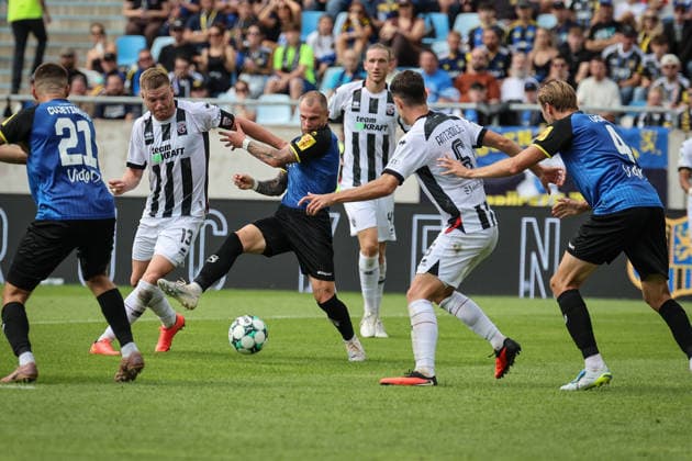 3rd Division, 2026–27 Season, Match 1: FC Saarbrücken vs. FC Ingolstadt 04, Lars Lokotsch (No. 13, FCI) vs. Philip Fahrner (No. 42, Saarbrücken). Photo by Jürgen Meyer. 3rd Division, 2026–27 Season, Match 1: FC Saarbrücken vs. FC Ingolstadt 04