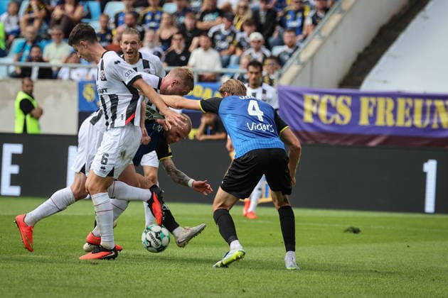 3rd Division, 2026–27 Season, Match 1: FC Saarbrücken vs. FC Ingolstadt 04, Lars Lokotsch (No. 13, FCI) vs. Philip Fahrner (No. 42, Saarbrücken). Photo by Jürgen Meyer. 3rd Division, 2026–27 Season, Match 1: FC Saarbrücken vs. FC Ingolstadt 04