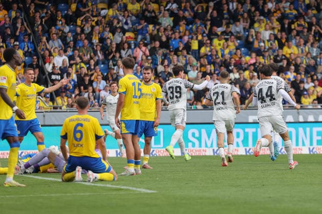 12.09.2026, xtgx, Fussball 2. Bundesliga, Eintracht Braunschweig - SG Dynamo Dresden, v.l. Thomas Keller (Dresden, 39) Jubel, Torjubel, jubelt ueber das Tor, celebrate the goal, celebration (DFL DFB REGULATIONS PROHIBIT ANY USE OF PHOTOGRAPHS as IMAGE SEQUENCES and or QUASI-VIDEO) Braunschweig *** September 12, 2026, xtgx, Soccer 2. Bundesliga, Eintracht Braunschweig vs. SG Dynamo Dresden, from left: Thomas Keller (Dresden), 39, cheering, Goal celebration, celebrating the goal, DFL DFB REGULATIONS PROHIBIT ANY USE OF PHOTOGRAPHS as IMAGE SEQUENCES and or QUASI-VIDEO Braunschweig