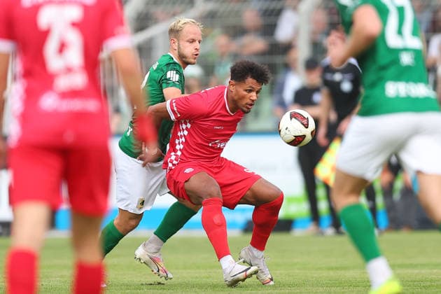 Chemie Leipzig vs. Zwickau, Northeast Regional League, Leipzig, September 12, 2026, Alfred Kunze Sportpark, Soccer, Men, 2026–2027 Season, Northeast Regional League, Matchday 8, BSG Chemie Leipzig vs. FSV Zwickau, Pictured from left: David Pfeil (13), Chemie, and Paul Philipp Besong (17), Zwickau,