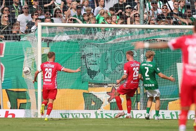 Chemie Leipzig vs. Zwickau, Northeast Regional League, Leipzig, September 12, 2026, Alfred Kunze Sportpark, Soccer, Men, 2026–2027 Season, Northeast Regional League, Matchday 8, BSG Chemie Leipzig vs. FSV Zwickau, Pictured: Goal for Zwickau, Paul Philipp Besong (17), Zwickau scores to make it 0–1,