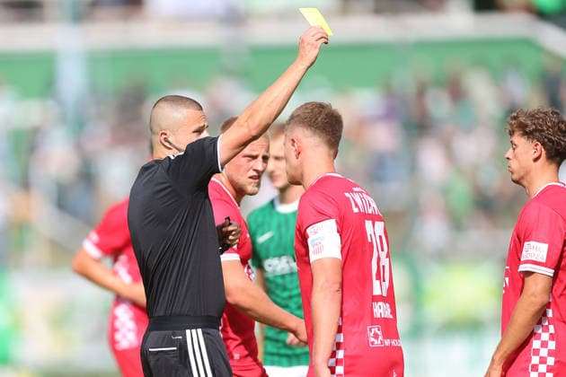 Chemie Leipzig vs. Zwickau, Northeast Regional League, Leipzig, September 12, 2026, Alfred Kunze Sportpark, Soccer, Men, 2026–2027 Season, Northeast Regional League, Matchday 8, BSG Chemie Leipzig vs. FSV Zwickau; Pictured: Referee Benjamin Strebinger shows Fynn Seidel (No. 27, Zwickau) a yellow card,