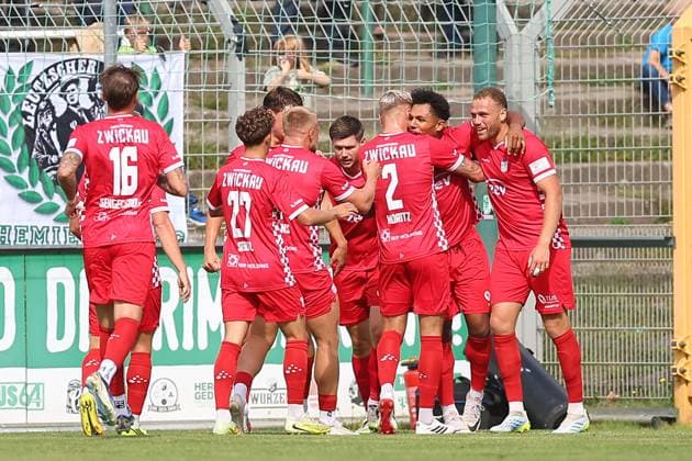 Chemie Leipzig vs. Zwickau, Northeast Regional League, Leipzig, September 12, 2026, Alfred Kunze Sportpark, Soccer, Men, 2026–2027 Season, Northeast Regional League, Matchday 8, BSG Chemie Leipzig vs. FSV Zwickau, Pictured: Goal for Zwickau, goal celebration after the 0–1, goal scorer Paul Philipp Besong (17), Zwickau,