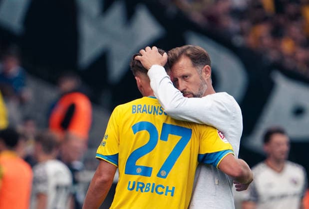 Deutschland: Fussball 2. Bundesliga 2026 2027, 5. Spieltag- Eintracht Braunschweig - Dynamo Dresden - Eintracht-Stadion (Braunschweig): Umarmung Geste, Gestik, Emotion Lars Kornetka (Trainer Eintracht Braunschweig) Jan Urbich (Eintracht Braunschweig, 27) *** Germany Soccer 2. Bundesliga 2026–2027, Matchday 5: Eintracht Braunschweig vs. Dynamo Dresden at Eintracht Stadium, Braunschweig; hugging gesture, body language, emotion; Lars Kornetka, coach of Eintracht Braunschweig; Jan Urbich, Eintracht Braunschweig, 27 Copyright: xAymanxAlahmedx