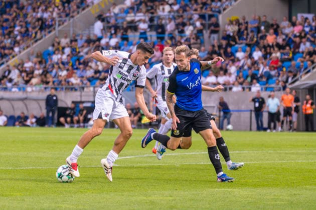 Saarbrücken, Germany September 12, 2026 3rd Division 2026–2027 Matchday 5 1. FC Saarbrücken vs. FC Ingolstadt 04 Pictured from left in a tackle: Emre Gül Guel (FCI) and Niko Bretschneider (1. FC). DFB and DFL regulations prohibit any use of photographs as image sequences and or quasi-video. Ludwigparkstadion, Saarland Copyright: xFotostandx xSchäferx