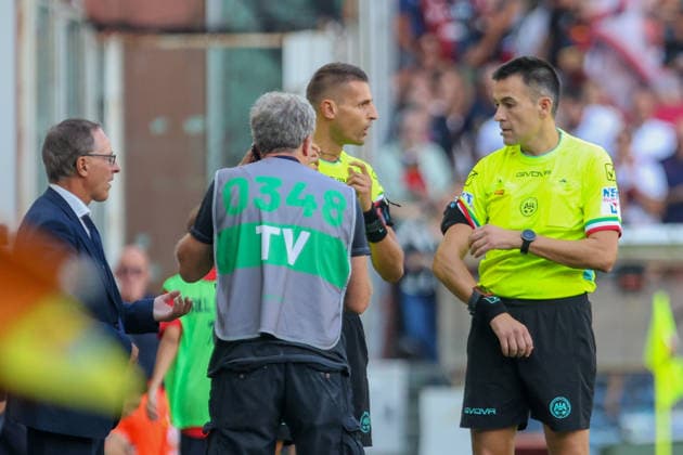 the referee during the Serie A soccer match between Genoa and Frosinone at the Luigi Ferraris Stadium in Genoa, Italy - Saturday, September 12, 2026. - Soccer .  Copyright: xTanoxPecoraro LaPressex