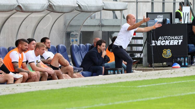 September 12, 2026, xrekx, Soccer 3rd Division, 1 FC Saarbrücken vs. FC Ingolstadt 04; Argirios Giannikis, coach of 1 FC Saarbrücken; Markus Thiele, sporting director of 1 FC Saarbrücken, gives instructions, gesticulates with his arms; Saarbrücken