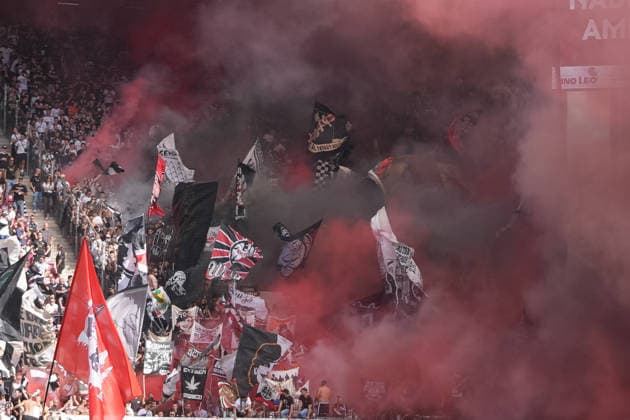 Deutschland: Fußball 1. Bundesliga 2026 2027, 3. Spieltag - 1. FSV Mainz 05 vs Eintracht Frankfurt - Mewa Arena (Mainz): Eintracht-Fans zünden vor dem Spiel Bengalos im Fanblock. *** Germany Soccer Bundesliga 2026–2027, Matchday 3: FSV Mainz 05 vs. Eintracht Frankfurt at Mewa Arena, Mainz. Eintracht fans light flares in the fan section before the game. Copyright: xTobiasxWentzellx