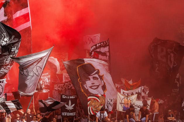 MAINZ, GERMANY - SEPTEMBER 12: Fans of Frankfurt burn flares during the Bundesliga match between 1. FSV Mainz 05 vs. Eintracht Frankfurt at MEWA Arena on matchday 3 of the 1. Bundesliga on September 12, 2026 in Mainz, Germany. DFL REGULATIONS PROHIBIT ANY USE OF PHOTOGRAPHS AS IMAGE SEQUENCES AND OR QUASI-VIDEO. Rhineland-Palatinate Germany Copyright: xStephanxHahnex