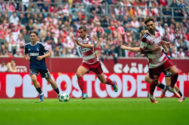 Patrick Sussek, MSV Duisburg, 37; Tim Oberdorf, Fortuna Düsseldorf, 15, with the ball; Fortuna Düsseldorf vs. MSV Duisburg, soccer, 3rd Division, Matchday 5, 2026–27 season, September 12, 2026, DFL regulations prohibit any use of photographs as image sequences and or quasi-video, Fortuna Düsseldorf vs. MSV Duisburg, soccer, 3rd Division, Matchday 5, 2026–27 season, September 12, 2026, Düsseldorf Copyright: xEibner-Pressefoto LukasxBaldygax EP_LBA