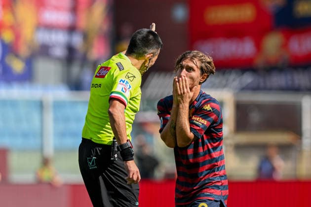 the referee and Genoa™s Tommaso Baldanzi during the Serie A soccer match between Genoa and Frosinone at the Luigi Ferraris Stadium in Genoa, Italy - Saturday, September 12, 2026. - Soccer .  Copyright: xTanoxPecoraro LaPressex