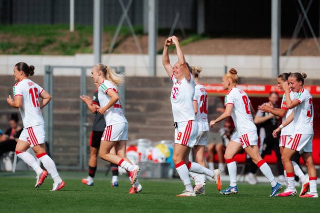 12.09.26, Women, Football, Google Pixel Frauen Bundesliga, Season 2026 2027, 1.FC Köln vs. 1.FC Union Berlin, Matchday 4 Goal Celebration for the 2:0 by Pauline Bremer ( 9 - 1. FC Köln) with the team with a heart sign Cologne Franz-Kremer-Stadium NRW Deutschland