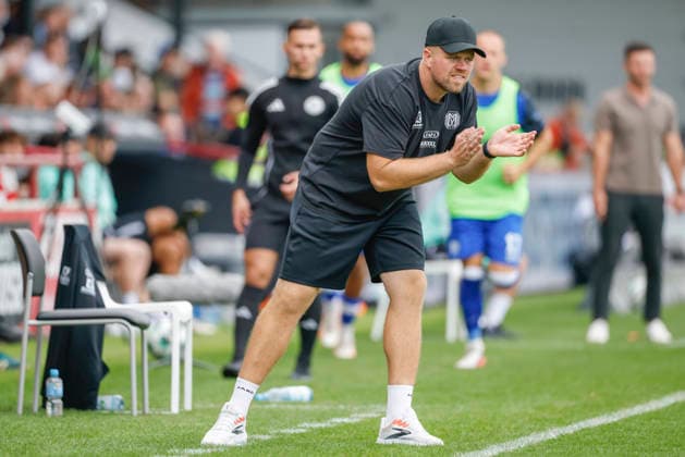 September 12, 2026, Sportclub Arena, Verl, GER, 3rd Division, Matchday 5: SC Verl vs. SV Meppen; Lucas Beniermann, coach of SV Meppen, claps. DFL REGULATIONS PROHIBIT ANY USE OF PHOTOGRAPHS AS IMAGE SEQUENCES AND OR QUASI-VIDEO. Verl, NRW, Sportclub Arena