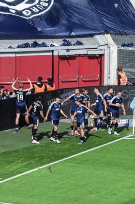 Sports, Soccer, 3rd League, 2026–2027 Season, Matchday 5: Fortuna Düsseldorf vs. MSV Duisburg, September 12, 2026, MERKUR SPIEL ARENA: MSV Duisburg celebrates after Peter Remmert (MSV Duisburg, 39) scores the 1–0 goal for the visitors; the players celebrate in Düsseldorf at the MERKUR SPIEL ARENA, North Rhine-Westphalia, Germany