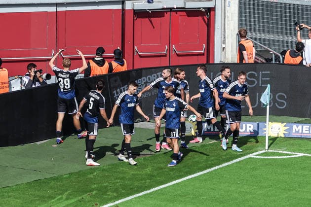 Sports, Soccer, 3rd League, 2026–2027 Season, Matchday 5: Fortuna Düsseldorf vs. MSV Duisburg, September 12, 2026, MERKUR SPIEL ARENA: MSV Duisburg celebrates after Peter Remmert (MSV Duisburg, 39) scores the 1–0 goal for the visitors; the players celebrate in Düsseldorf at the MERKUR SPIEL ARENA, North Rhine-Westphalia, Germany