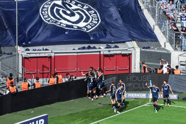Sports, Soccer, 3rd League, 2026–2027 Season, Matchday 5: Fortuna Düsseldorf vs. MSV Duisburg, September 12, 2026, MERKUR SPIEL ARENA: MSV Duisburg celebrates after Peter Remmert (MSV Duisburg, 39) scores the 1–0 goal for the visitors; the players celebrate in Düsseldorf at the MERKUR SPIEL ARENA, North Rhine-Westphalia, Germany