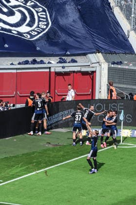 Sports, Soccer, 3rd League, 2026–2027 Season, Matchday 5: Fortuna Düsseldorf vs. MSV Duisburg, September 12, 2026, MERKUR SPIEL ARENA: MSV Duisburg celebrates after Peter Remmert (MSV Duisburg, 39) scores the 1–0 goal for the visitors; the players celebrate in Düsseldorf at the MERKUR SPIEL ARENA, North Rhine-Westphalia, Germany