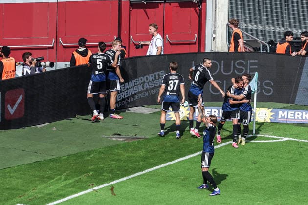 Sports, Soccer, 3rd League, 2026–2027 Season, Matchday 5: Fortuna Düsseldorf vs. MSV Duisburg, September 12, 2026, MERKUR SPIEL ARENA: MSV Duisburg celebrates after Peter Remmert (MSV Duisburg, 39) scores the 1–0 goal for the visitors; the players celebrate in Düsseldorf at the MERKUR SPIEL ARENA, North Rhine-Westphalia, Germany