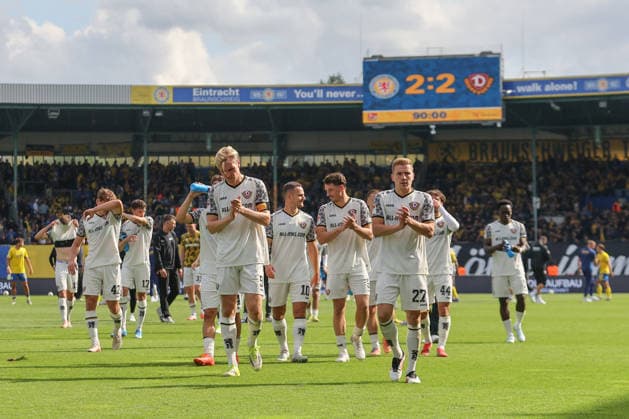 12.09.2026, xtgx, Fussball 2. Bundesliga, Eintracht Braunschweig - SG Dynamo Dresden, v.l. Dresden Bedankt sich bei den Fans enttaeuscht, enttäuscht, schaut enttaeuscht, niedergeschlagen, disappointed (DFL DFB REGULATIONS PROHIBIT ANY USE OF PHOTOGRAPHS as IMAGE SEQUENCES and or QUASI-VIDEO) Braunschweig *** September 12, 2026, xtgx, Soccer 2. Bundesliga, Eintracht Braunschweig vs. SG Dynamo Dresden, from left: Dresden thanks the fans; disappointed, looks disappointed, dejected, disappointed; DFL DFB REGULATIONS PROHIBIT ANY USE OF PHOTOGRAPHS as IMAGE SEQUENCES and or QUASI-VIDEO; Braunschweig