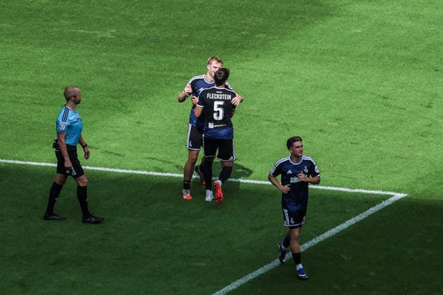 Sports, Soccer, 3rd Division, 2026–2027 Season, Matchday 5: Fortuna Düsseldorf vs. MSV Duisburg, September 12, 2026, MERKUR SPIEL ARENA: MSV Duisburg players celebrate after Peter Remmert (MSV Duisburg, No. 39) scores the 1–0 goal for the visitors; the players are celebrating in Düsseldorf at the MERKUR SPIEL ARENA, North Rhine-Westphalia, Germany