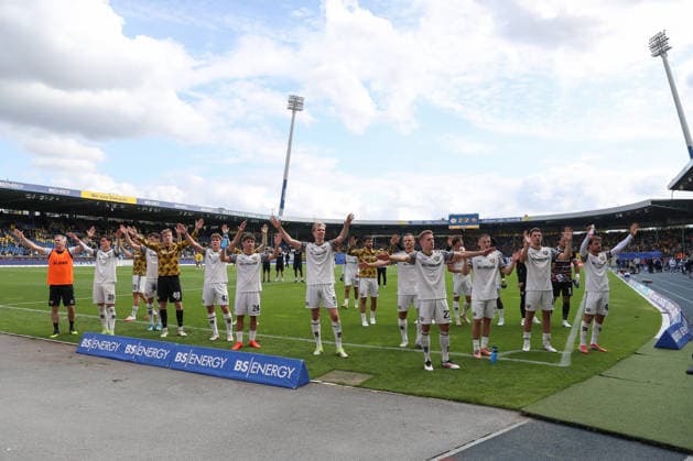 12.09.2026, xtgx, Fussball 2. Bundesliga, Eintracht Braunschweig - SG Dynamo Dresden, v.l. Dresden Bedankt sich bei den Fans enttaeuscht, enttäuscht, schaut enttaeuscht, niedergeschlagen, disappointed (DFL DFB REGULATIONS PROHIBIT ANY USE OF PHOTOGRAPHS as IMAGE SEQUENCES and or QUASI-VIDEO) Braunschweig *** September 12, 2026, xtgx, Soccer 2. Bundesliga, Eintracht Braunschweig vs. SG Dynamo Dresden, from left: Dresden thanks the fans; disappointed, looks disappointed, dejected, disappointed; DFL DFB REGULATIONS PROHIBIT ANY USE OF PHOTOGRAPHS as IMAGE SEQUENCES and or QUASI-VIDEO; Braunschweig