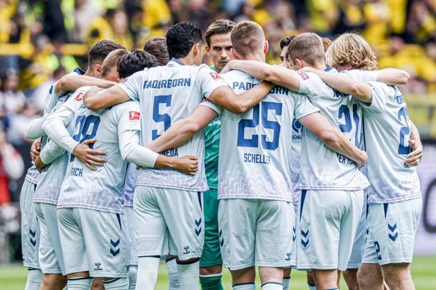 DORTMUND - Players of SC Paderborn 07 form a circle ahead of the Bundesliga match between Borussia Dortmund and SC Paderborn 07 at Signal Iduna Park on September 12, 2026, in Dortmund, Germany. MARCEL TER BALS ANP Bundesliga 2026 27 xVIxANPxSportx xMarcelxterxBalsxIVx 568291322 originalFilename: 568291322.jpg