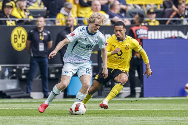 DORTMUND - Mattes Hansen of SC Paderborn 07 battles for possession with Ethan Nwaneri of Borussia Dortmund during the Bundesliga match between Borussia Dortmund and SC Paderborn 07 at Signal Iduna Park on September 12, 2026, in Dortmund, Germany. MARCEL TER BALS ANP Bundesliga 2026 27 xVIxANPxSportx xMarcelxterxBalsxIVx 568291482 originalFilename: 568291482.jpg
