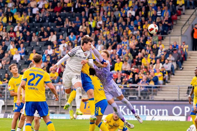 Deutschland, Braunschweig, Eintracht Stadion an der Hamburger Straße, 12.09.2026, Eintracht Braunschweig vs. SG Dynamo Dresden, Eintracht Braunschweig vs. SG Dynamo Dresden, Thomas Keller (Dynamo Dresden) trifft den Ball per Kopf zum 2:2 Ausgleich, Photo by Eibner-Pressefoto Tino Henschel Eintracht Braunschweig vs. SG Dynamo Dresden, Fussball, 2. Bundesliga, 5. Spieltag, Spielzeit 2026 2027, 12.09.2026 Braunschweig *** Germany, Braunschweig, Eintracht Stadium on Hamburger Straße, September 12, 2026, Eintracht Braunschweig vs. SG Dynamo Dresden, Eintracht Braunschweig vs. SG Dynamo Dresden, Thomas Keller of Dynamo Dresden heads the ball to tie the game at 2–2, Photo by Eibner Pressefoto Tino Henschel, Eintracht Braunschweig vs. SG Dynamo Dresden, Soccer, 2. Bundesliga, Matchday 5, 2026–2027 season, September 12, 2026, Braunschweig Copyright: xEibner-Pressefoto TinoxHenschelx EP_THL