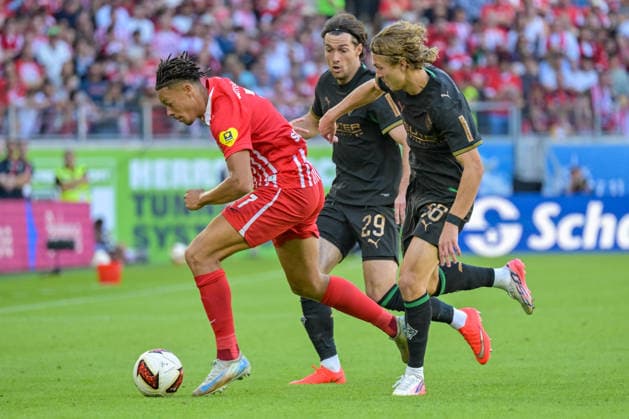 Derry Scherhant (SC Freiburg, 07) am Ball und im Duell mit Joe Scally (Borussia Moenchengladbach, 29) und Wael Mohya (Borussia Moenchengladbach, 36) GER, SC Freiburg vs Bor. Moenchengladbach, Fussball, Bundesliga, 3. Spieltag, Saison 2026 2027, 12.09.2026 DFL DFB REGULATIONS PROHIBIT ANY USE OF PHOTOGRAPHS AS IMAGE SEQUENCES AND OR QUASI-VIDEO GER, SC Freiburg vs Bor. Moenchengladbach, Fussball, Bundesliga, 3. Spieltag, Saison 2026 2027, 12.09.2026 Freiburg *** Derry Scherhant, SC Freiburg, No. 07 on the ball and in a duel with Joe Scally of Borussia Mönchengladbach, No. 29, and Wael Mohya of Borussia Mönchengladbach, No. 36, GER, SC Freiburg vs. Borussia Mönchengladbach, Soccer, Bundesliga, Matchday 3, 2026–2027 Season, September 12, 2026 DFL DFB regulations prohibit any use of photographs as image sequences and or quasi-video GER, SC Freiburg vs. Borussia Mönchengladbach, soccer, Bundesliga, Matchday 3, 2026–2027 season, September 12, 2026, Freiburg Copyright: xEibner-Pressefotox EP_THS