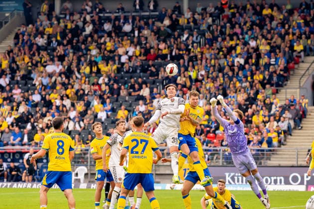 Deutschland, Braunschweig, Eintracht Stadion an der Hamburger Straße, 12.09.2026, Eintracht Braunschweig vs. SG Dynamo Dresden, Eintracht Braunschweig vs. SG Dynamo Dresden, Thomas Keller (Dynamo Dresden) trifft den Ball per Kopf zum 2:2 Ausgleich, Photo by Eibner-Pressefoto Tino Henschel Eintracht Braunschweig vs. SG Dynamo Dresden, Fussball, 2. Bundesliga, 5. Spieltag, Spielzeit 2026 2027, 12.09.2026 Braunschweig *** Germany, Braunschweig, Eintracht Stadium on Hamburger Straße, September 12, 2026, Eintracht Braunschweig vs. SG Dynamo Dresden, Eintracht Braunschweig vs. SG Dynamo Dresden, Thomas Keller of Dynamo Dresden heads the ball to tie the game at 2–2, Photo by Eibner Pressefoto Tino Henschel Eintracht Braunschweig vs. SG Dynamo Dresden, Soccer, 2. Bundesliga, Matchday 5, 2026–2027 season, September 12, 2026, Braunschweig Copyright: xEibner-Pressefoto TinoxHenschelx EP_THL