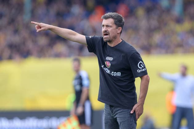 12.09.2026, xtgx, Fussball 2. Bundesliga, Eintracht Braunschweig - SG Dynamo Dresden, v.l. Thomas Stamm (Dresden, Trainer) gibt Anweisungen, gestikuliert mit den Armen, gesticulate, gives instructions (DFL DFB REGULATIONS PROHIBIT ANY USE OF PHOTOGRAPHS as IMAGE SEQUENCES and or QUASI-VIDEO) Braunschweig *** September 12, 2026, xtgx, Soccer, 2nd Bundesliga, Eintracht Braunschweig vs. SG Dynamo Dresden, from left: Thomas Stamm (Dresden), coach giving instructions, gesturing with his arms, gesticulate, gives instructions DFL DFB REGULATIONS PROHIBIT ANY USE OF PHOTOGRAPHS as IMAGE SEQUENCES and or QUASI-VIDEO Braunschweig