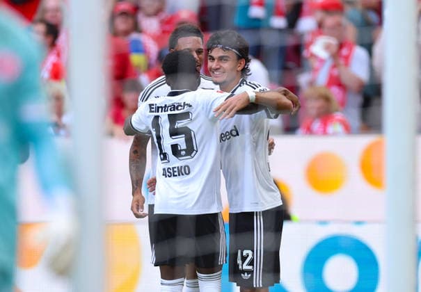 12.09.2026, Fussball Bundesliga, 1. FSV Mainz 05 - Eintracht Frankfurt, v.l., Torjubel zum 0:1 durch Can Uzun (Eintracht Frankfurt), Goal celebration, celebrate the goal DFL DFB REGULATIONS PROHIBIT ANY USE OF PHOTOGRAPHS AS IMAGE SEQUENCES AND OR QUASI-VIDEO. xdcx *** September 12, 2026, Bundesliga, 1 FSV Mainz 05 vs. Eintracht Frankfurt, from left, goal celebration for the 0–1 by Can Uzun of Eintracht Frankfurt, goal celebration, celebrating the goal. DFL and DFB regulations prohibit any use of photographs as image sequences and or quasi-video. xdcx Copyright: HMBxMedia Claus